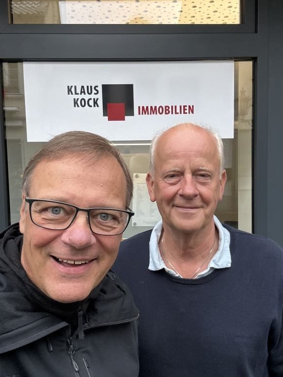 Klaus Kock und Heinz-Gerd Stroecks vor dem Büro von Klaus Kock Immobilien